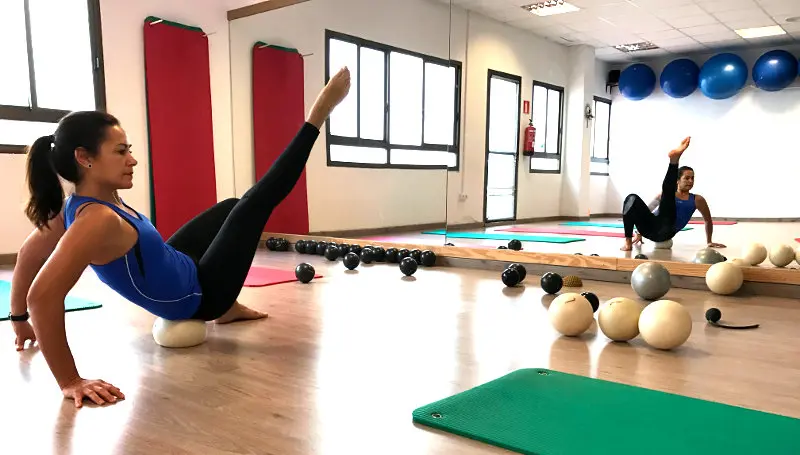 Mariana González practicando body rolling en Pilates Armonía Studio