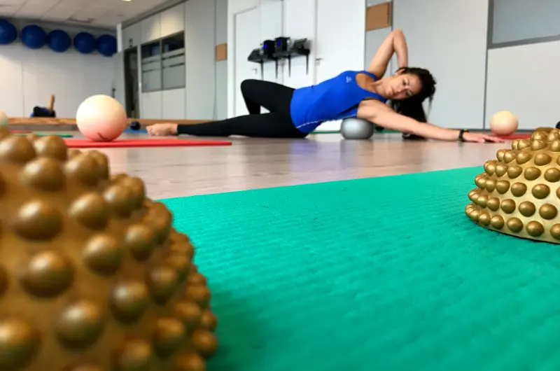 Mariana González practicando body rolling en Pilates Armonía Studio