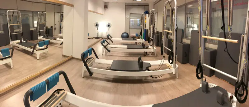 Sala de máquinas renovada para la práctica de Pilates segura y cómoda